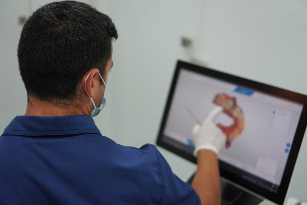 Dr. Federico en Castellón atendiendo paciente en Clínica Castellon
