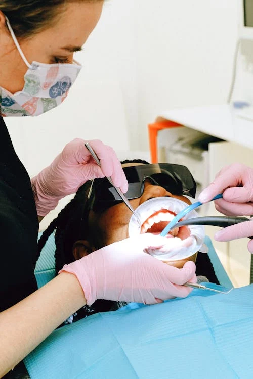 Paciente recibiendo tratamiento dental en Clínica Rambla Vilar Castellón